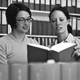 Zwei Frauen lesen in der Frankfurter Bibliothek